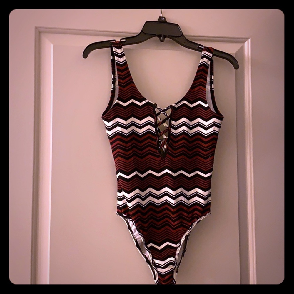 ❤️Tribal Print Crisscross Cut Out Bodysuit🖤